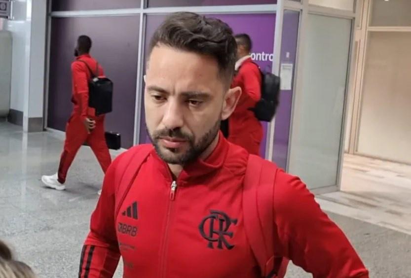 Temos que aprender, diz Everton Ribeiro, Flamengo volta ao Rio após derrota na Libertadores