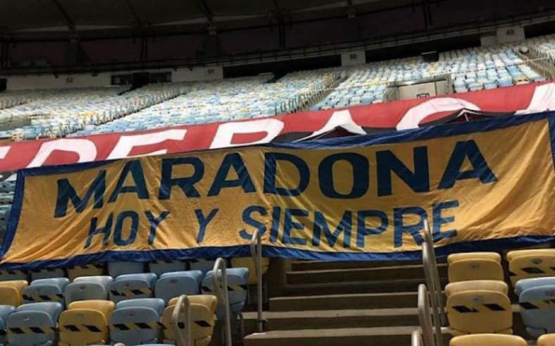 Torcida do Flamengo coloca faixa em homenagem a Maradona no Maracanã