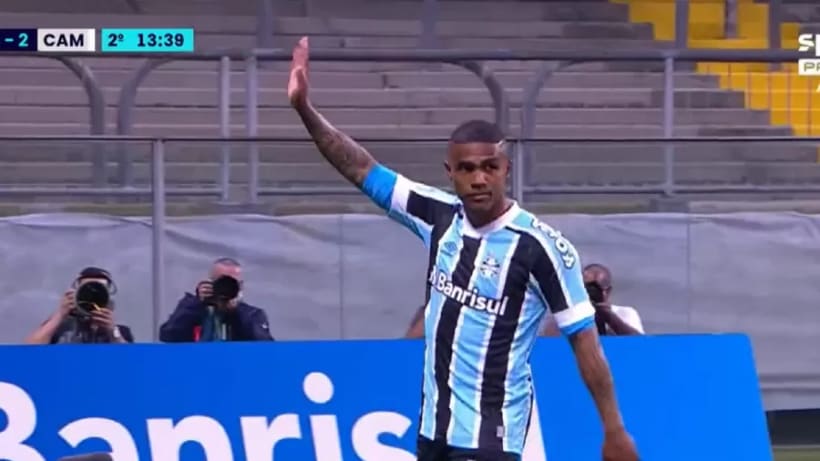 Douglas Costa se desculpa com a torcida e diz que permanecerá no Grêmio