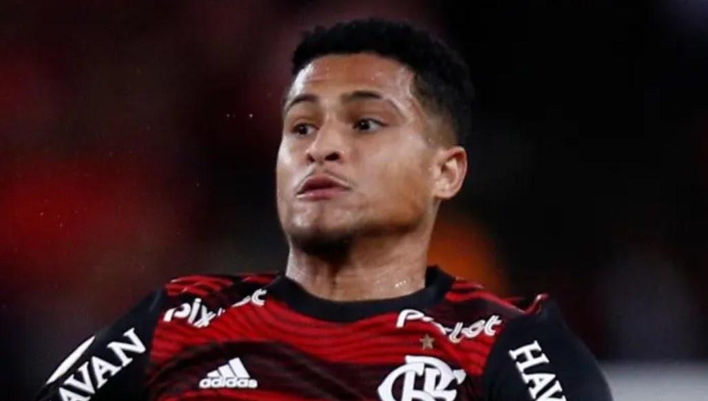 Joga muito! “Substituto de João Gomes, de graça”; Meia da Europa ‘se oferece’ para jogar no Flamengo