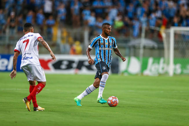 Leonardo Gomes seguirá na lateral-direita do Grêmio contra o Avenida