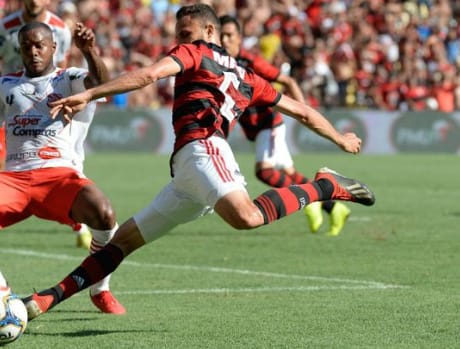 Árbitra de jogo do Flamengo é suspensa após polêmica