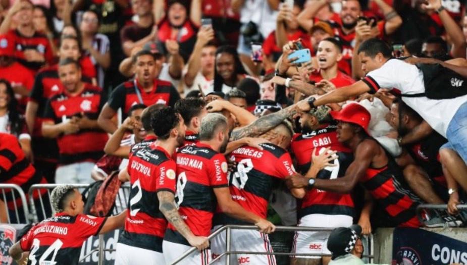 Com mais apoio do que críticas no Maracanã, Flamengo dá resposta, vence o Ceará e evita título do Atlético-MG