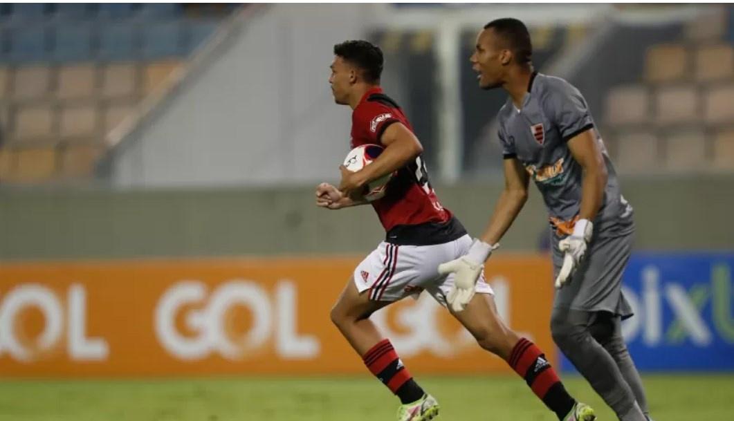 Victor Hugo ganha sua primeira chance entre os profissionais do Flamengo