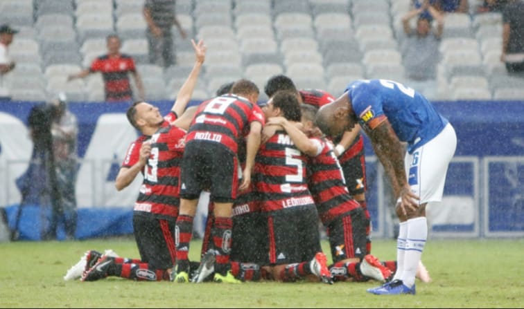 Éverton Ribeiro brilha, Fla bate Cruzeiro, mas título fica pelo caminho