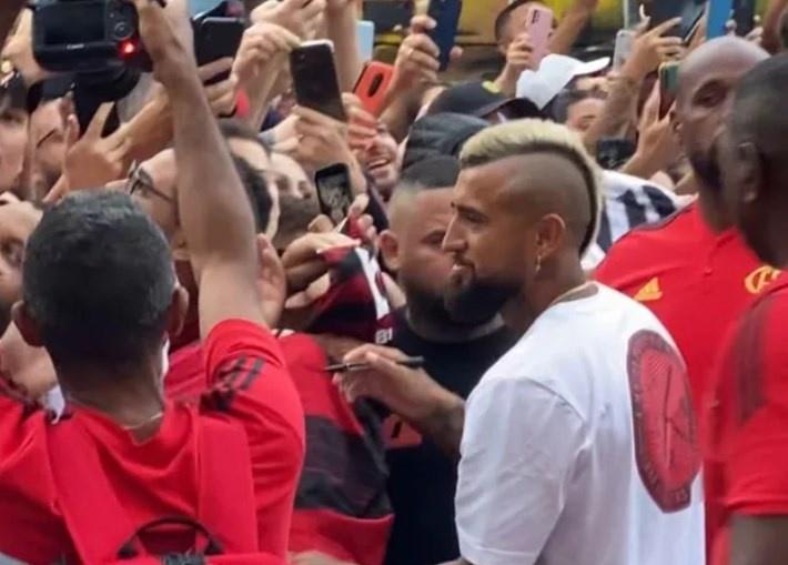 Flamengo chega a Florianópolis para pegar o Avaí, Vidal é o destaque