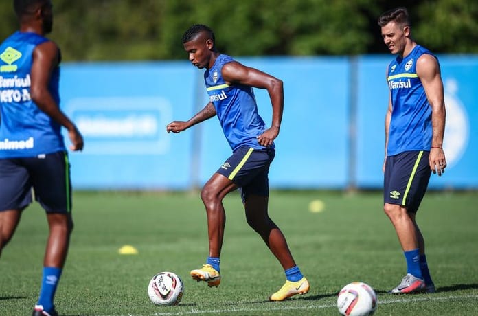 Veja como fica a disputa pela lateral direita do Grêmio após chegada de Orejuela