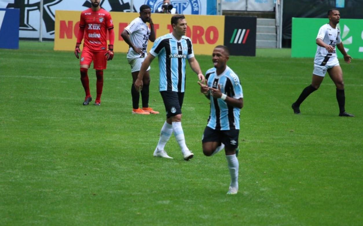 GOOOOOOOOOOOOOOL! Léo Pereira marca um golaço e amplia o placar para o Grêmio!