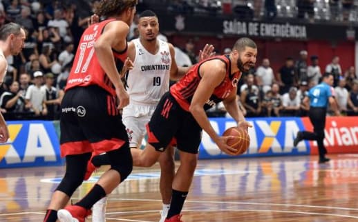 Flamengo vence o Corinthians e sai na frente por uma vaga na semifinal do NBB