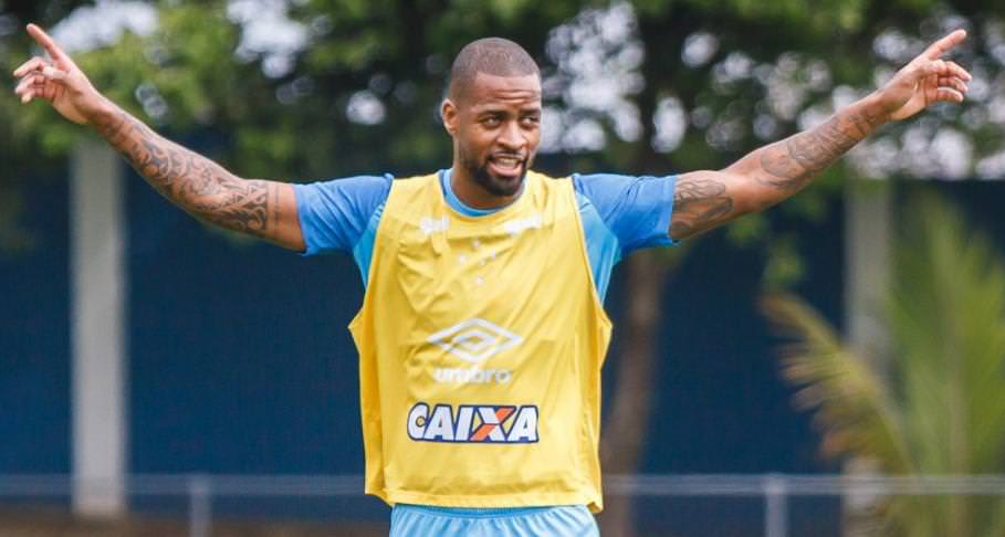 Dedé chega a SP e se junta ao elenco celeste para o duelo contra o Palmeiras