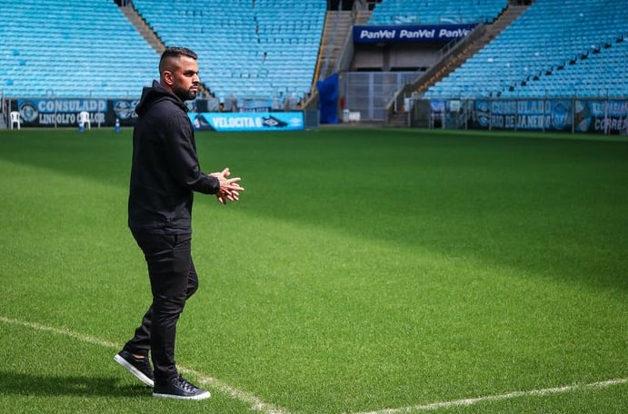 Maicon comemora vitória do Grêmio sobre o Ceará