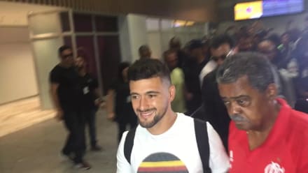 Sorridente e em silêncio, Arrascaeta chega ao Rio para assinar com o Flamengo