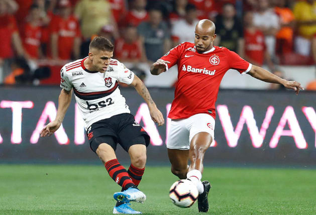 Flamengo sofre, mas passa pelo Inter, confira os melhores lances da partida