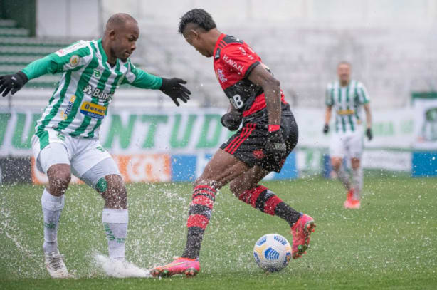 Cobrança por gramado melhor deve ser diária, não só com o Flamengo, diz jornalista