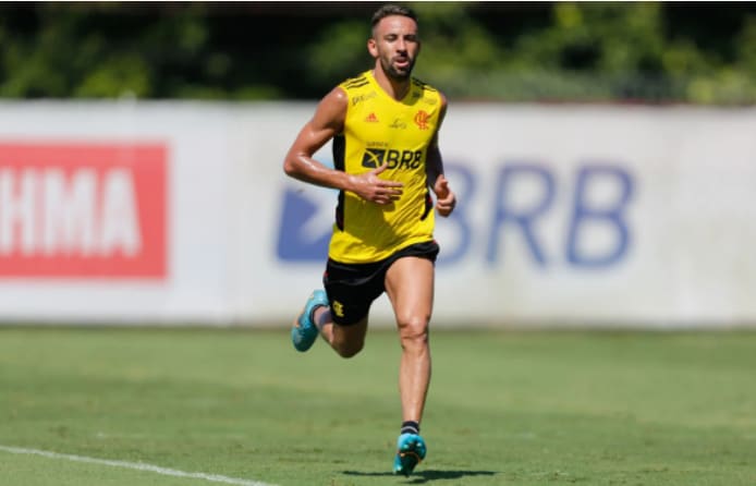 Flamengo nega propostas por Isla e planeja ter lateral até o fim do contrato