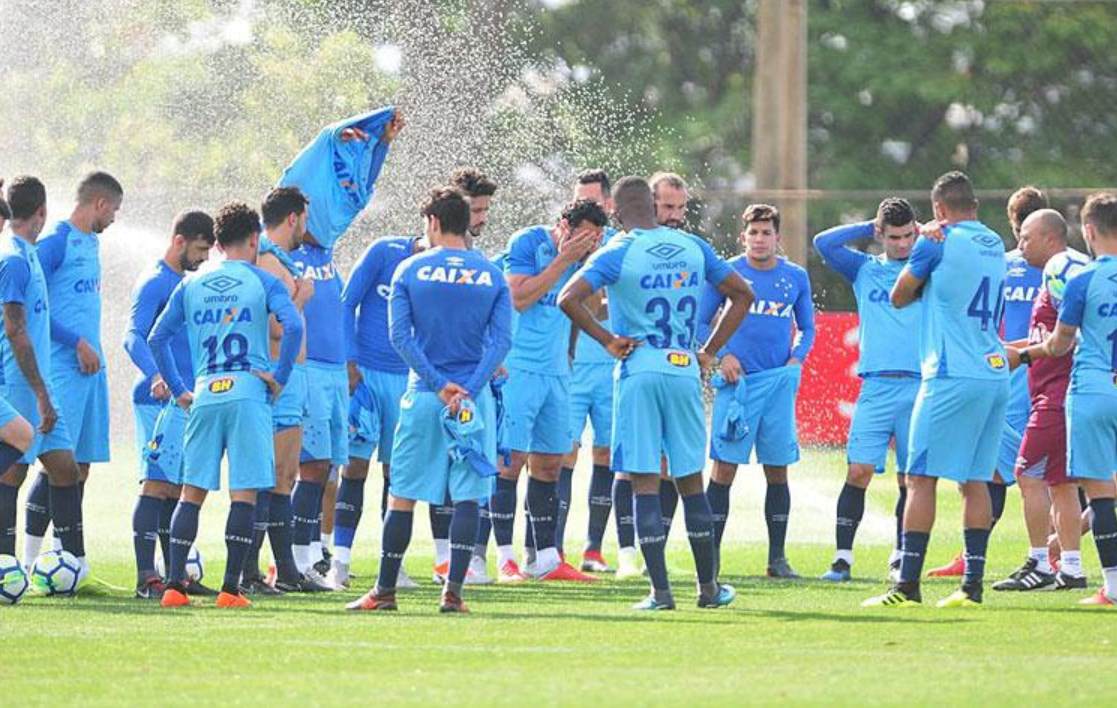 Na antevéspera de jogo decisivo contra o Palmeiras, Arrascaeta e Romero participam de trabalho com o grupo no Cruzeiro