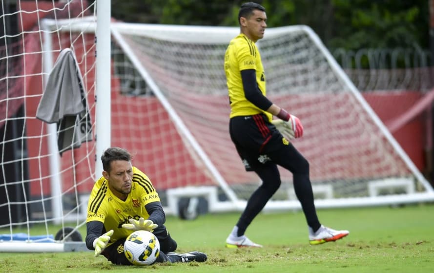 Flamengo confirma lesão e divulga início de tratamento de goleiro