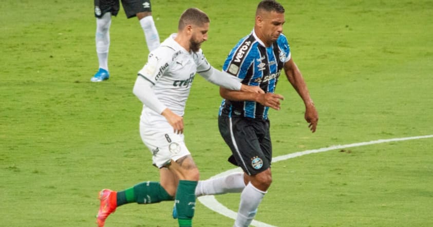 Com um homem a menos, Palmeiras segura o Grêmio e leva vantagem para o jogo de volta da final