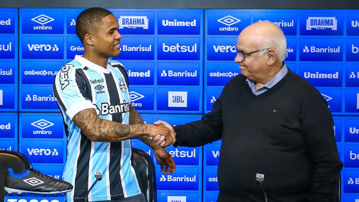 Grêmio não libera Douglas Costa para festa de casamento, e jogador arquiva fotos com a camisa do clube