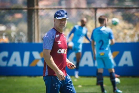 Com grupo forte, Mano mira estreia contra o Flamengo com titulares