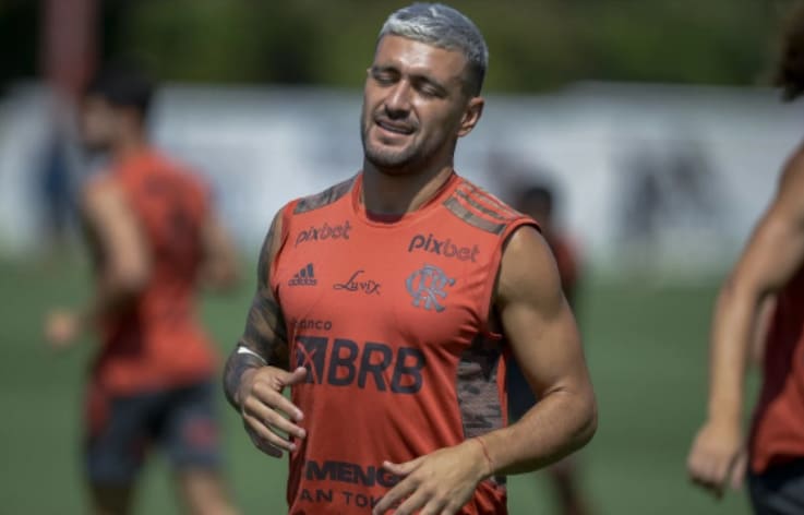 Cria do Flamengo, volante assina primeiro contrato profissional e se espelha em Arrascaeta: Ele é mágico