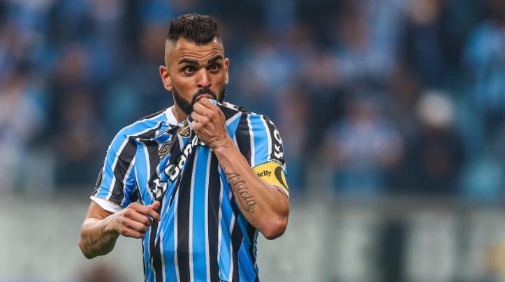 Defendo meu clube”, Maicon nega se arrepender de provocações ao Inter