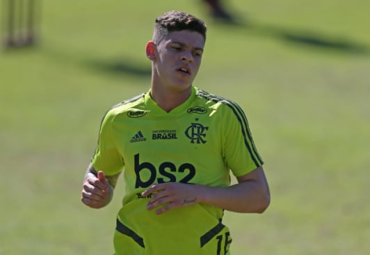 Clube da Série A dá chapéu no Santos e acerta contratação de volante do Flamengo