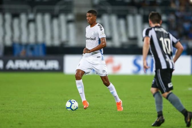 Jogadores do Grêmio enaltecem vitória fora de casa e comemoram pausa nas competições