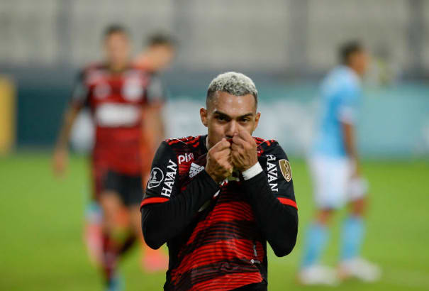 Lateral direita vira uma prioridade no Flamengo