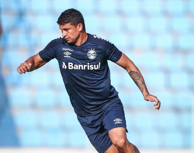 Nova chance como titular do Grêmio: Elkeson joga pela primeira vez em sua terra natal