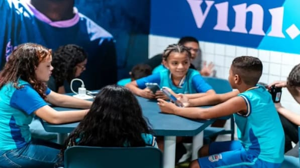 Vini Jr moderniza escola pública em dia de depoimento sobre caso de racismo