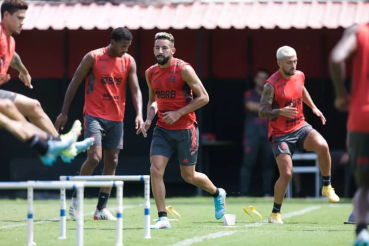 Isla perde espaço no Flamengo e tem poucos minutos em 2022