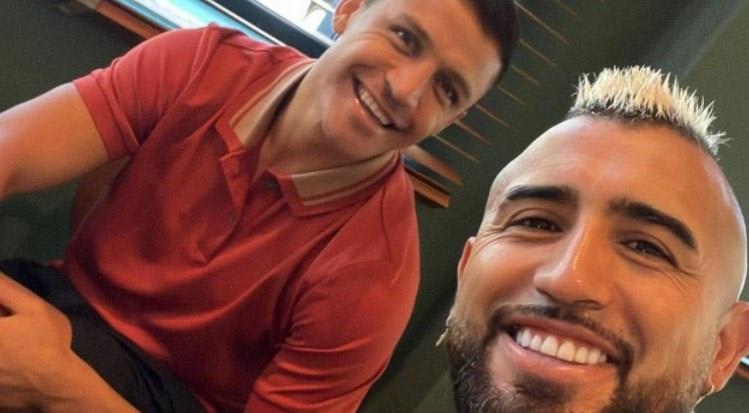 Vidal posta foto com Alexis Sánchez, sondado pelo Flamengo, e agita torcida rubro-negra: vem logo os dois!