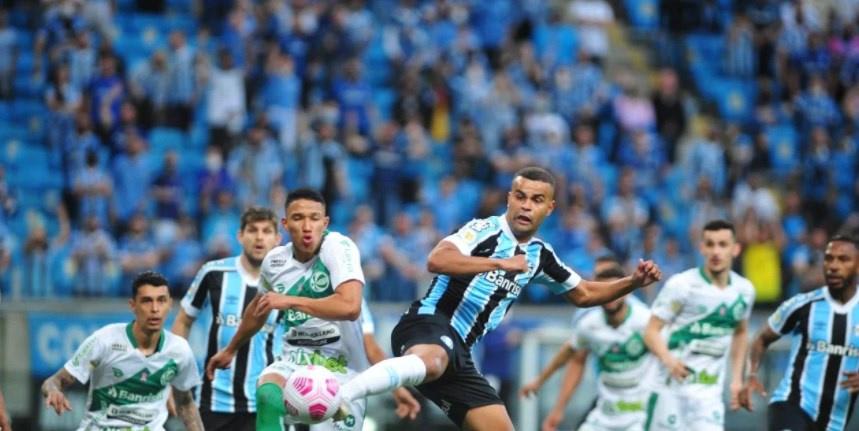 Alisson vê novo começo no Grêmio e agradece torcida