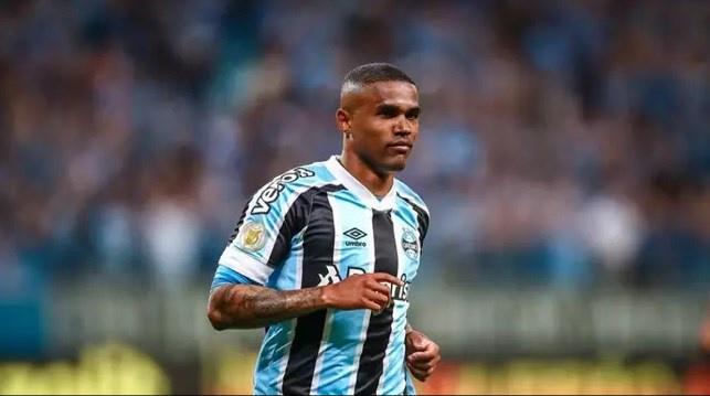 Presidente do Grêmio fala sobre suposta festa de casamento de Douglas Costa