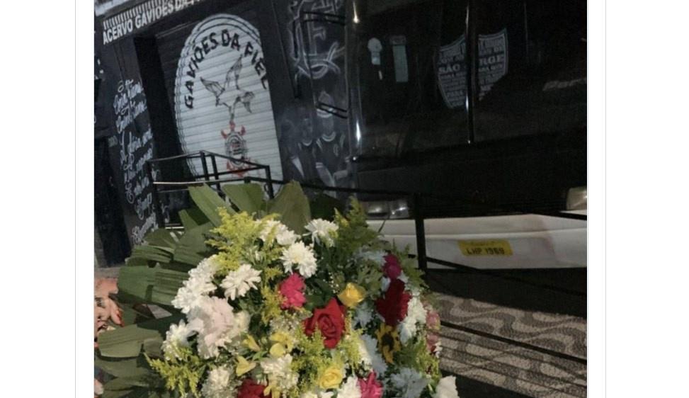 Torcida do Corinthians prepara caixão e coroa de flores para o jogo contra o Grêmio