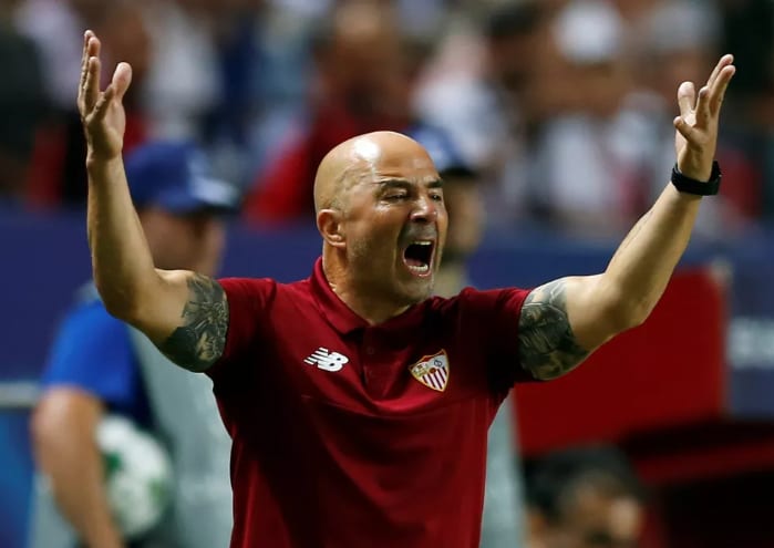 No Sevilla, Sampaoli ficou marcado por nervosismo, caos e papel A4