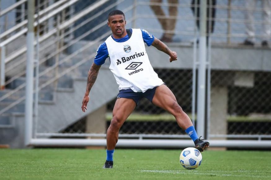 Entenda como foi o pedido de Douglas Costa para viajar com a delegação do Grêmio