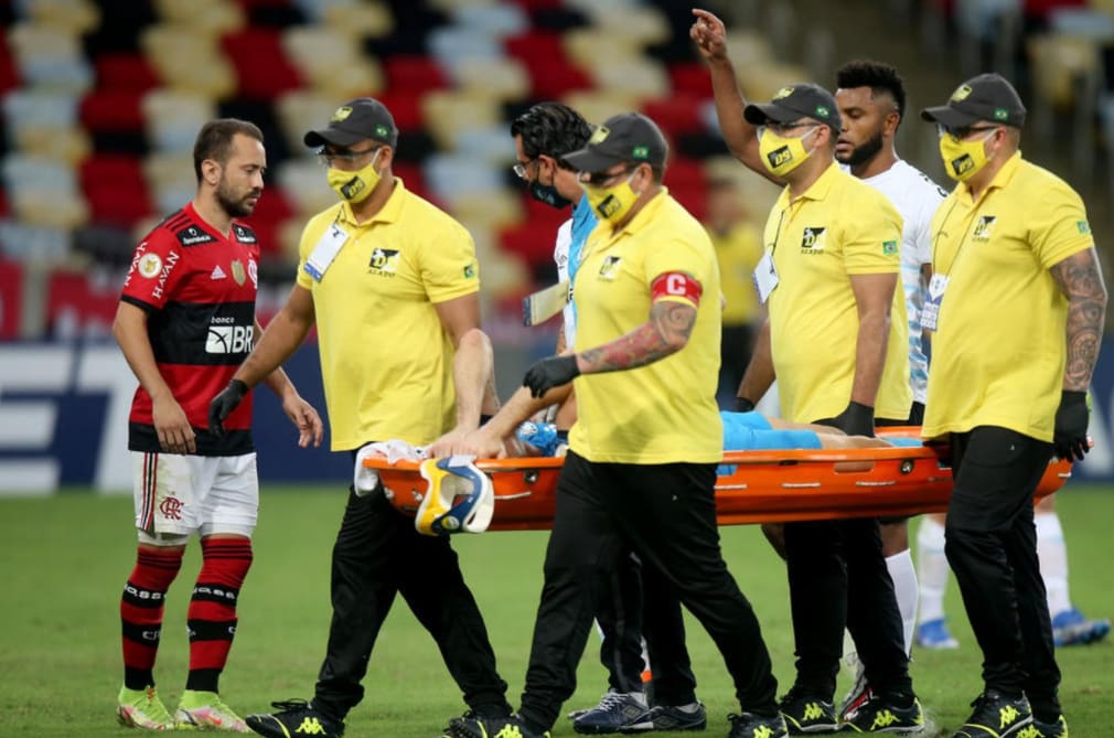 Após dividida, Gabriel Chapecó passa mal e precisa ser atendido em ambulância durante jogo contra o Flamengo