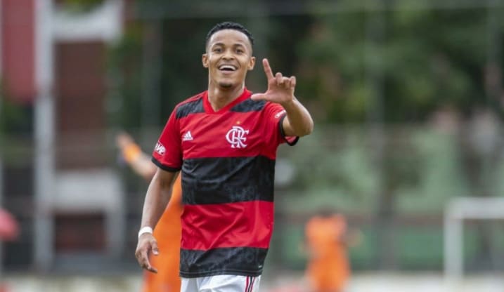 Ceni explica a não utilização de Lázaro no profissional do Flamengo: Ele precisa ter mais intensidade