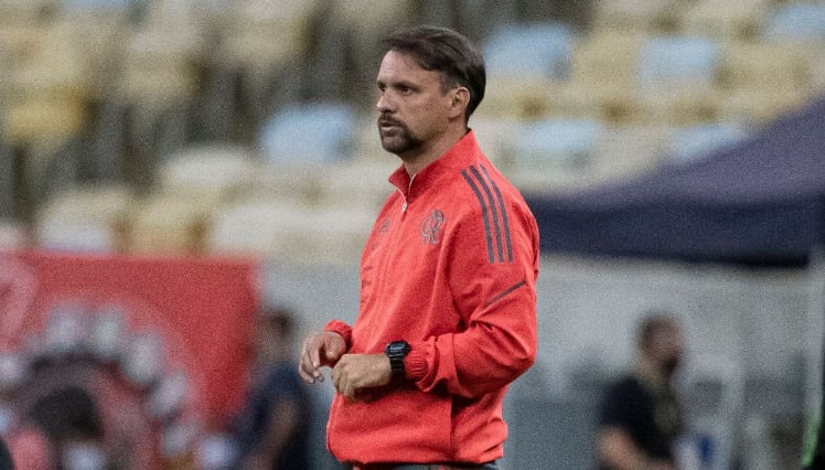 Vasco mira ex-auxiliar do Flamengo para substituir Zé Ricardo, mas enfrenta resistência da 777