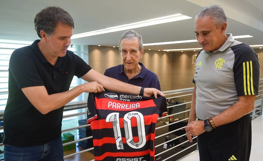 Tite recebe visita de Parreira no Ninho do Urubu e ganha camisa do Flamengo