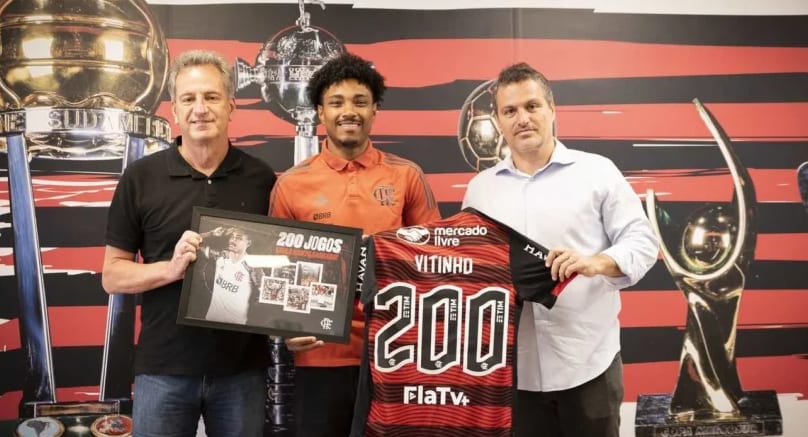 Flamengo homenageia Vitinho por marca alcançada no clube