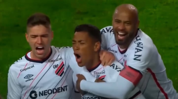 [VÍDEO] Ex-Grêmio marca golaço e decide para o Athletico-PR na Sul-Americana