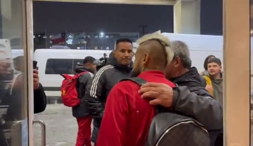 Aniversariante, Vidal é muito festejado em chegada do Flamengo ao Chile