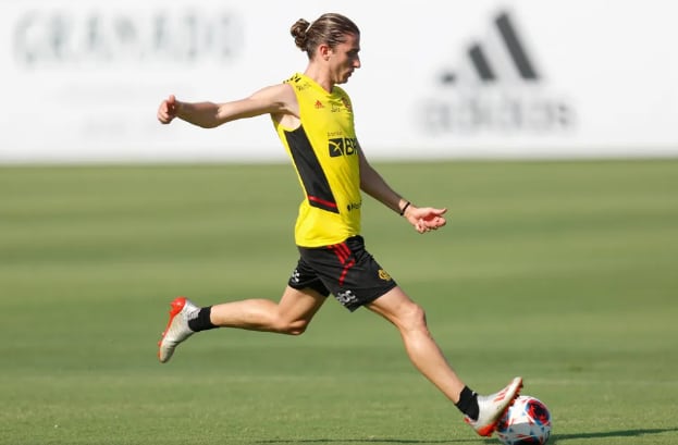 Filipe Luís volta a treinar com o grupo, e comissão do Flamengo decidirá se vai para o jogo