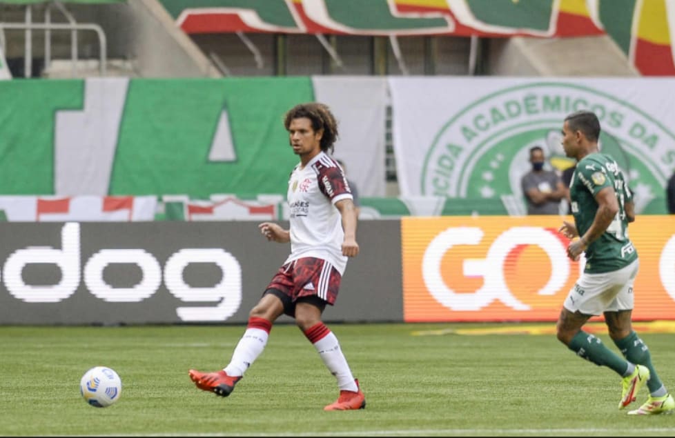 Bastidores: Arão motiva grupo antes da vitória do Flamengo: É o tricampeonato. Não é um jogo qualquer