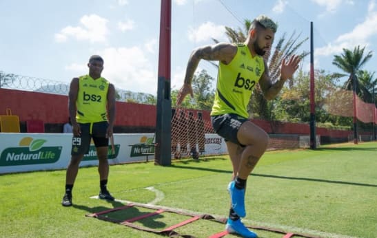 Em tratamento, Lincoln e Gabigol trabalham no gramado do Ninho