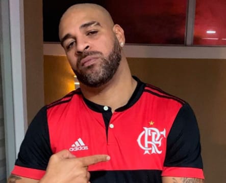 Adriano visita Flamengo e grava mensagem desejando sorte ao time