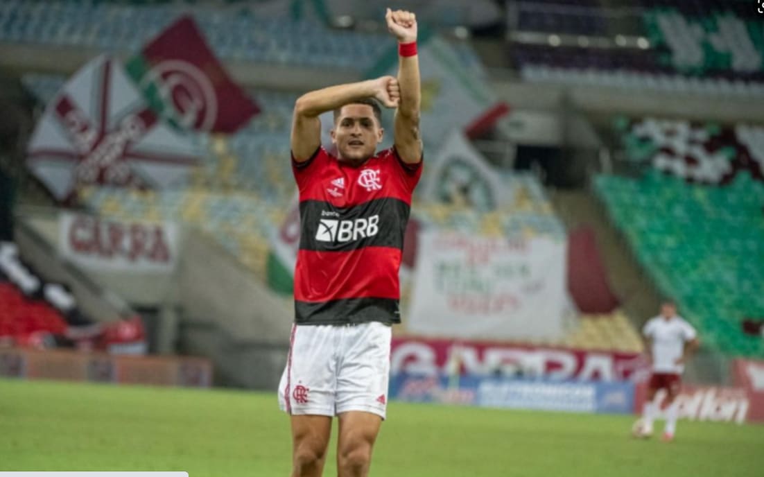 Veja os números! João Gomes é o jogador do Flamengo que mais desarma na temporada